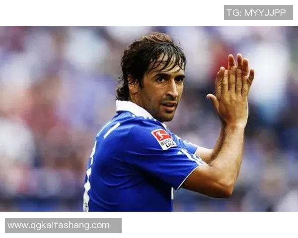 足球明星男士优雅姿势展现魅力与风采的精彩瞬间